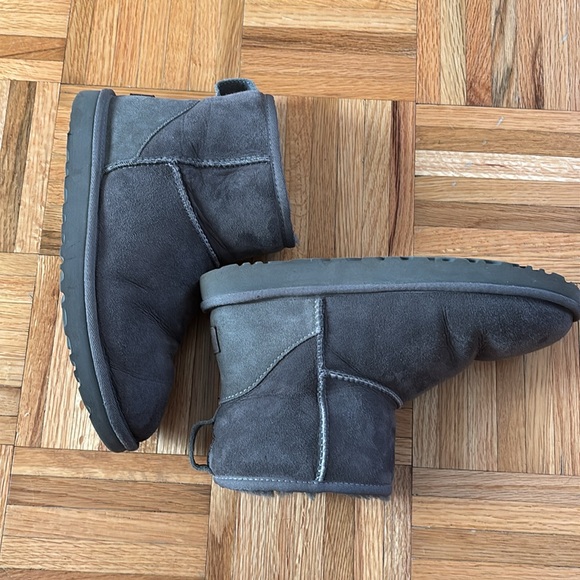 Grey Uggs size 8 - Picture 8 of 10